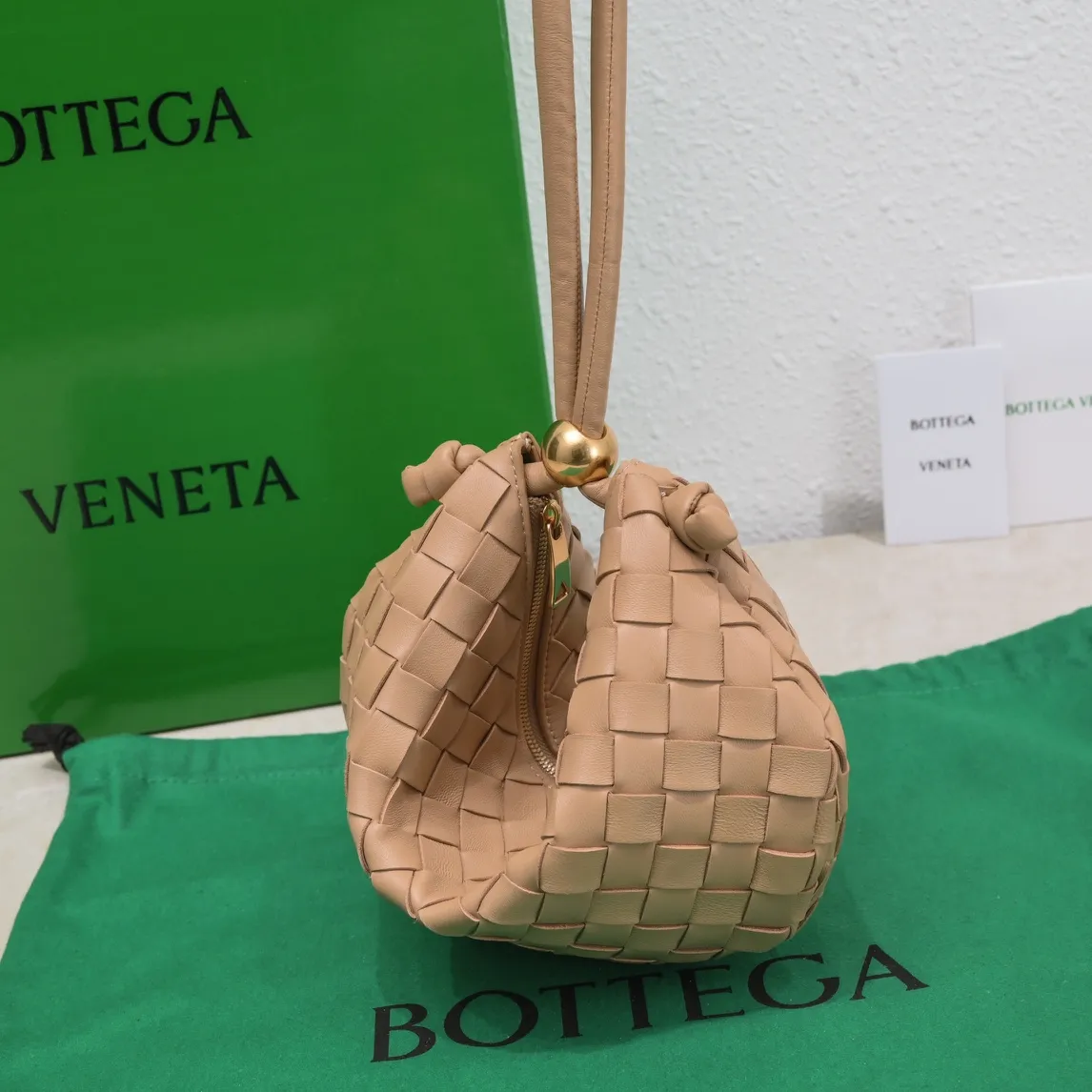 Batch 1220 BV has released new products. The small size TURN #recommended new hot style is still the classic woven logo that we can recognize at a glance. It is really a unique style that is familiar and unfamiliar! Made of sheepskin braiding, with beautiful gold beads on the shoulder straps for free adjustment. You can switch between the shoulder bag and the handbag at will. It has a concave and convex shape anytime and anywhere. It is a practical king with a unique personality. It also has the right color combination that can be sweet or salty. It is full of style. It is a beautiful summer catwalk style. Pull it out quickly. Small size: 29*3*19. Model: 6699-2#